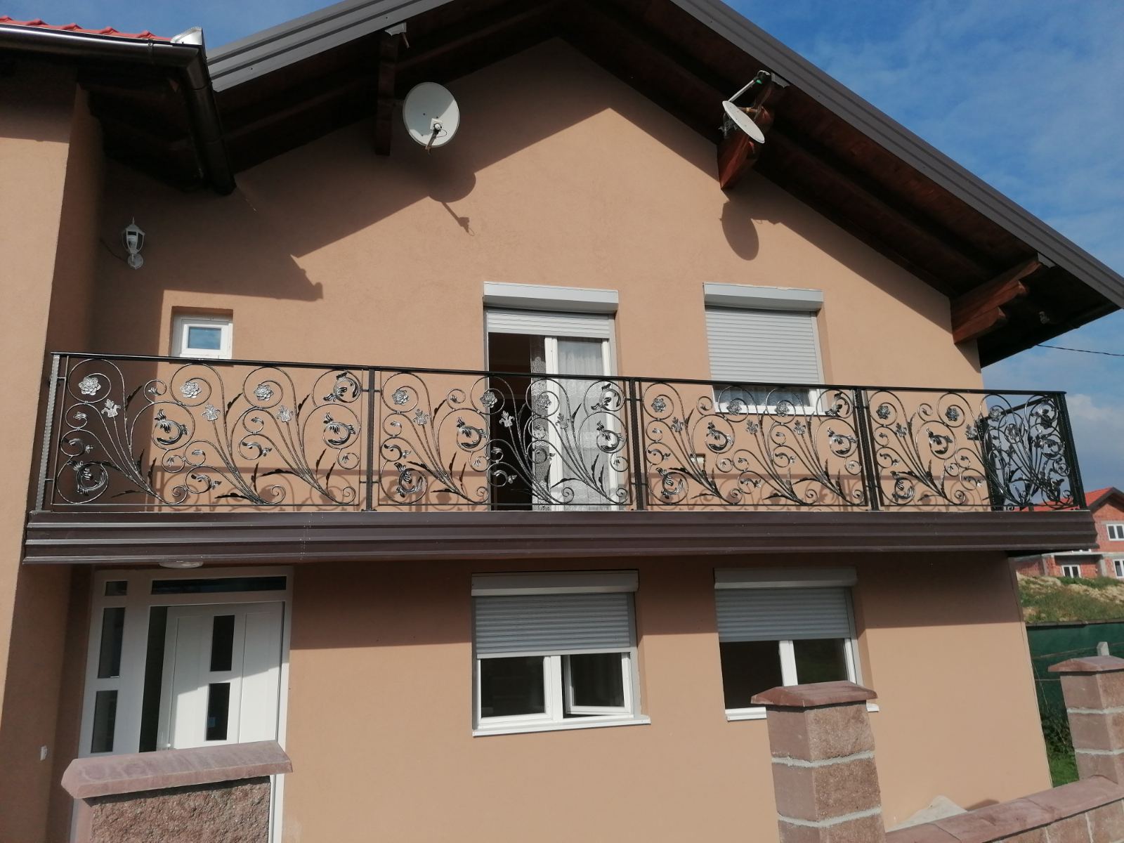 Kovana balkonska željezna ograda s ukrasnim elementima