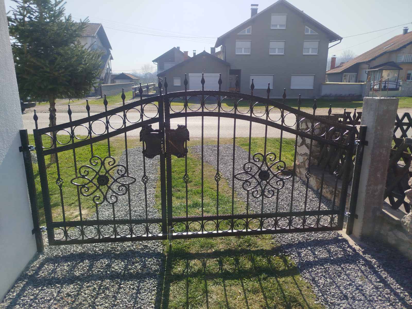 Kovana krilna željezna kapija s ukrasnim elementima